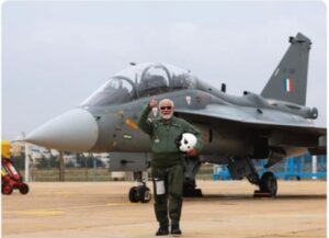 PM मोदी ने तेजस से किया हवाई सफर